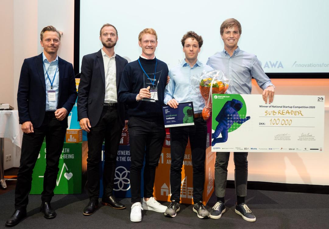 SubReader team holding a check of 100.000 danish kroner.